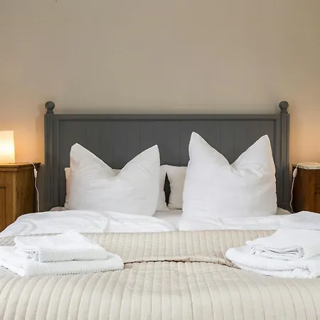 Nyaraló Vacation With Garden Terrace And Sauna